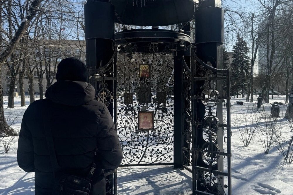    Часовня, сделанная кузнецами Донбасса из остатков снарядов, которые выпустили по городу украинские каратели. Фото: «АиФ-Дальинформ»/ Юлия Кремнева