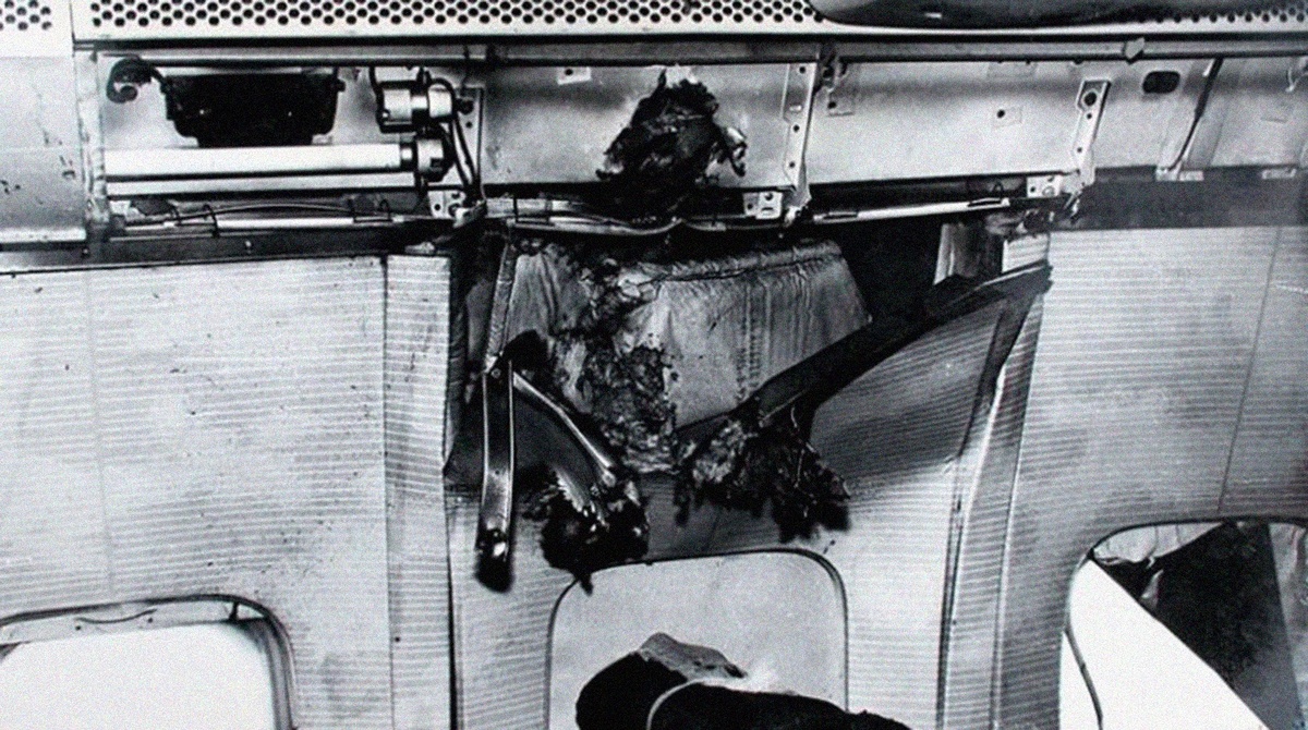 Пробоины в салоне самолёта