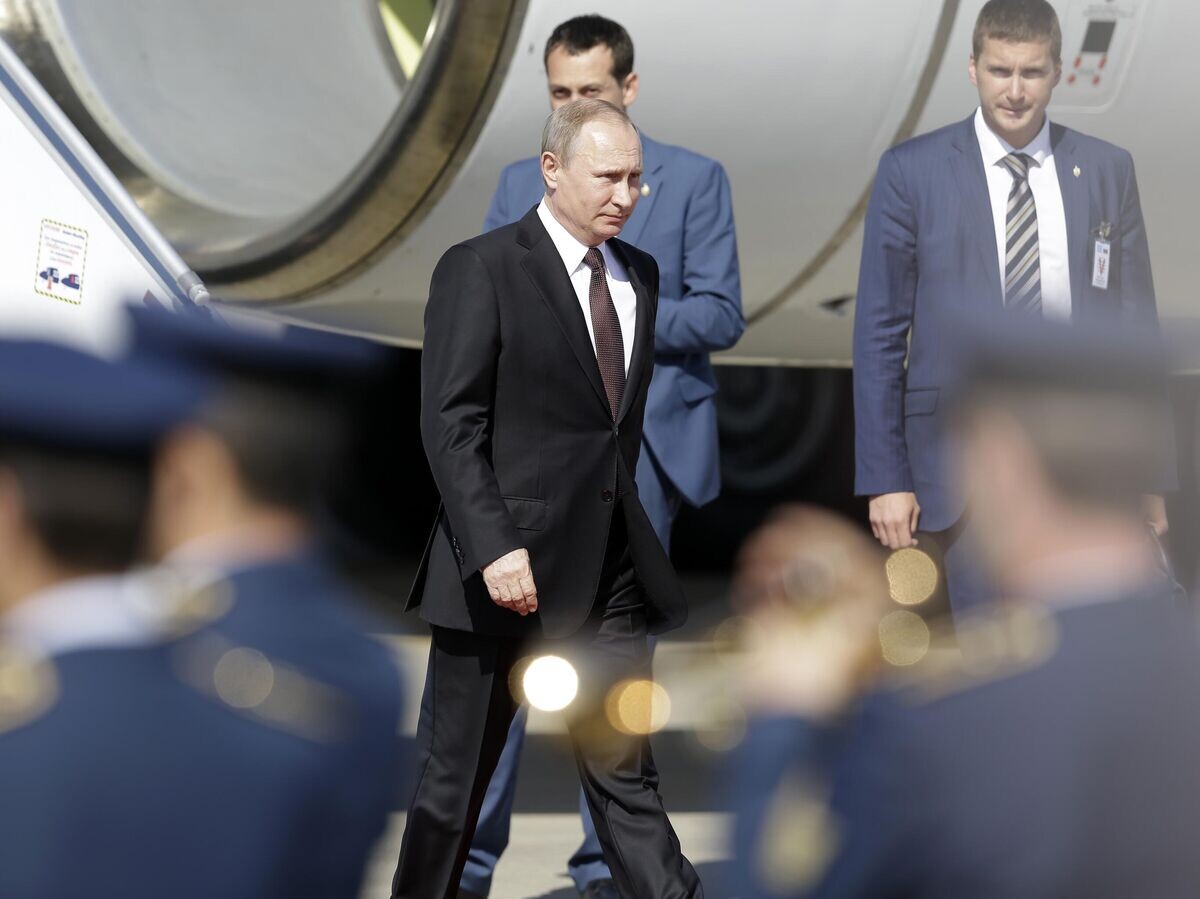    Президент России Владимир Путин в аэропорту Афин, Греция© AP Photo / Thanassis Stavrakis