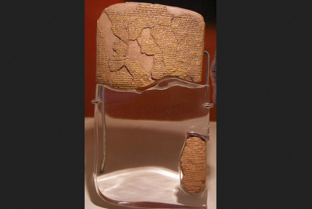 Табличка с фрагментом мирного договора между египтянами и хеттами. Фото из Википедии