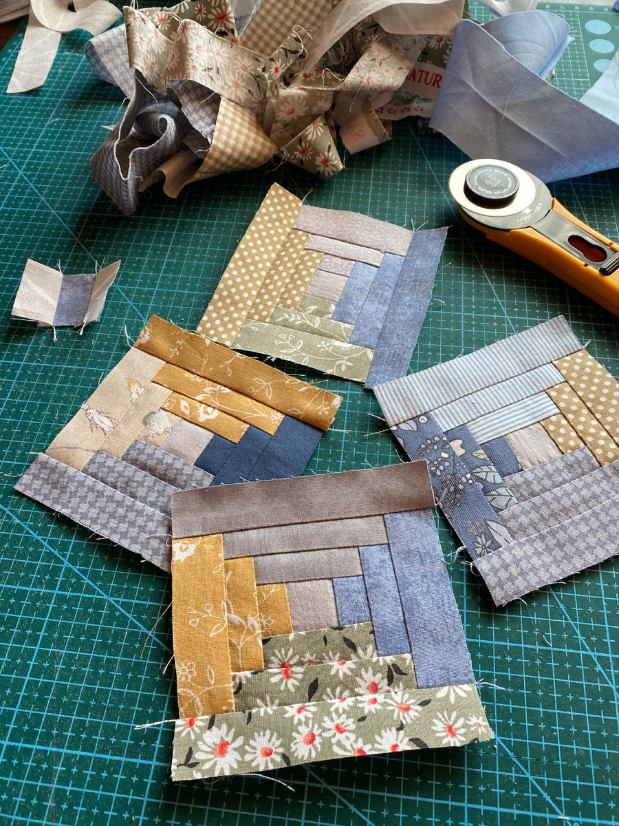 Мат с сантиметровой разметкой. Т.е видно, что в готовом виде полоски получаются около 1 см.