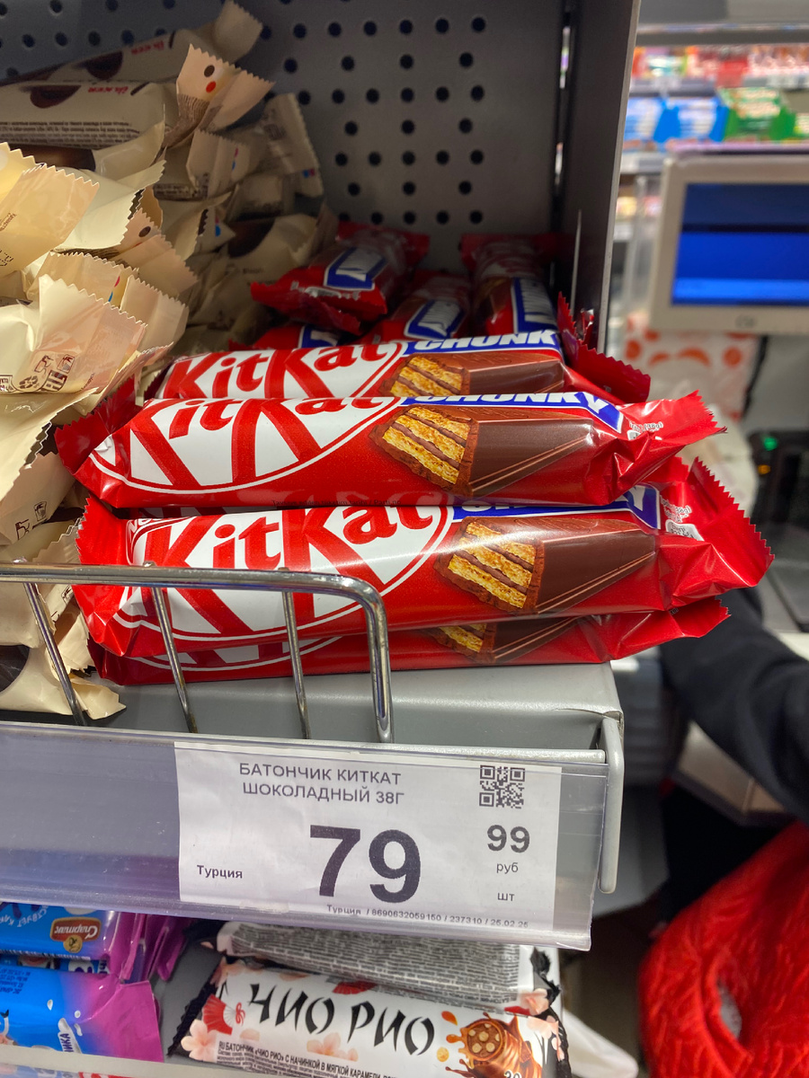 Киткат здесь турецкого происхождения. Шоколад как шоколад, но с ноткой ностальгии по прошлому.