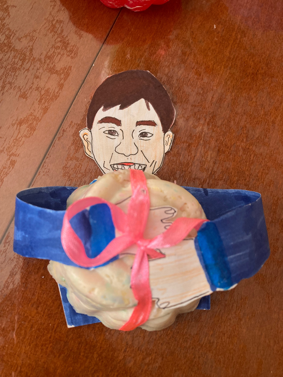 Вот такой  получился подарочек. Два кусочка ароматного мыла от корейского мужчинки 😄