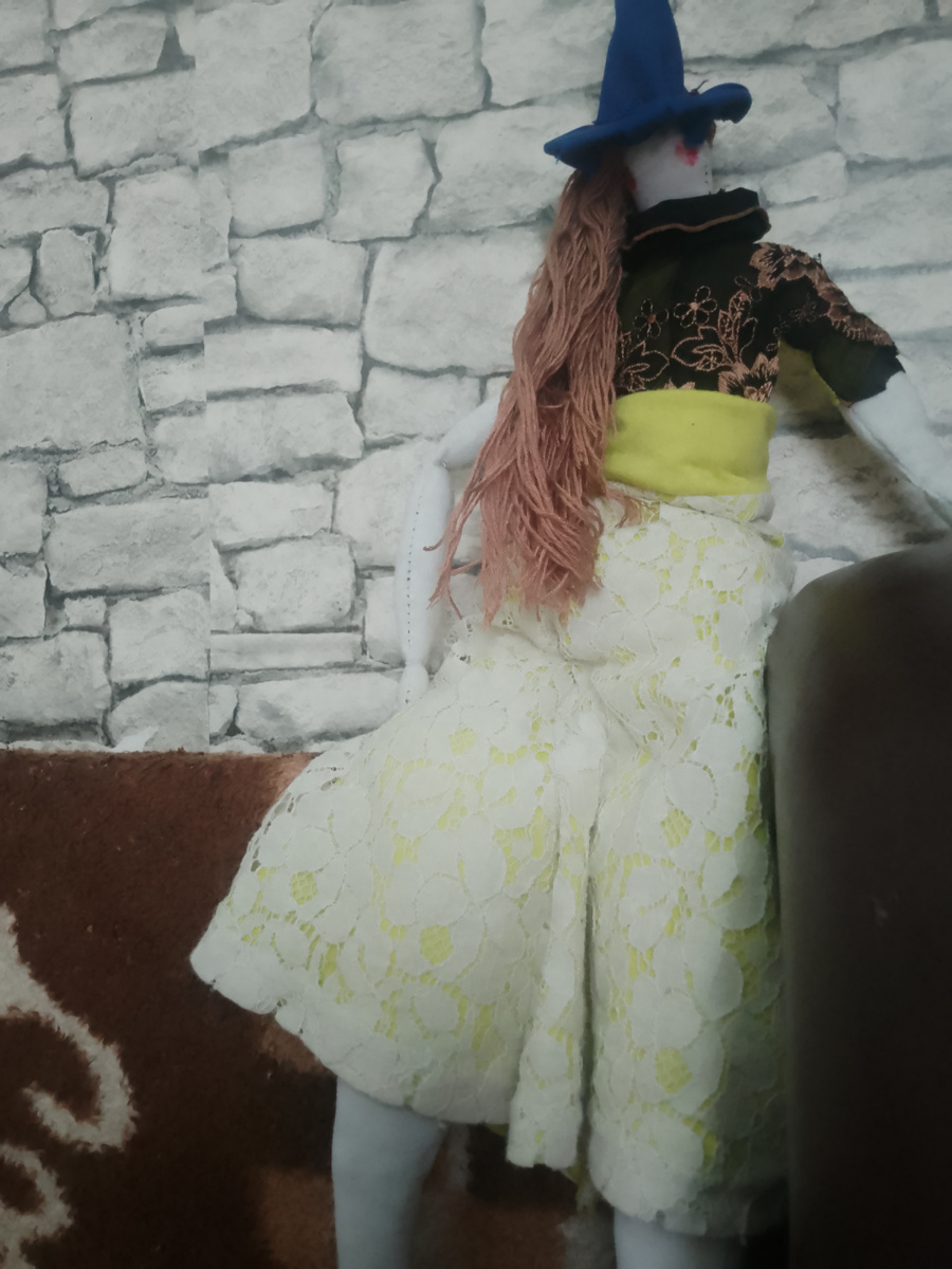 Имя у ней Тамара. 