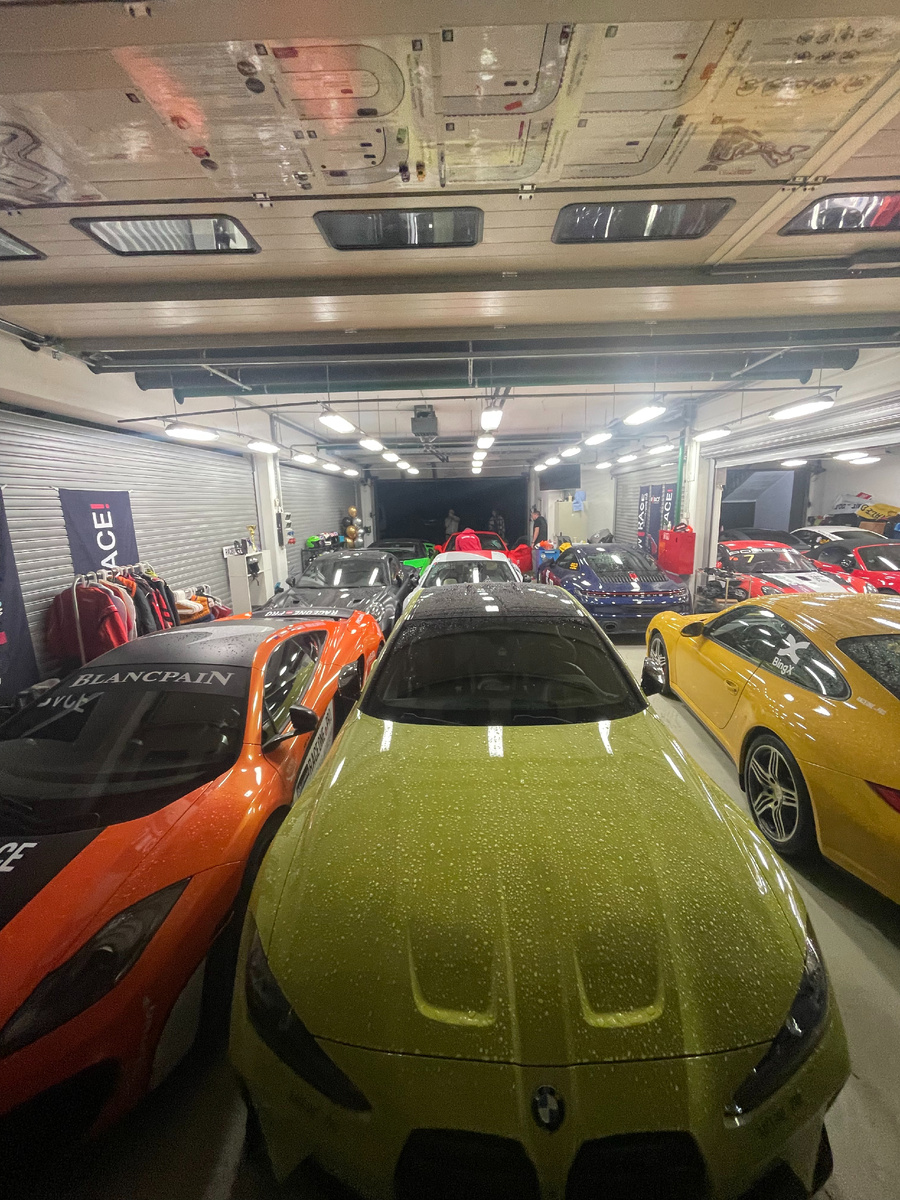 Гоночный автопарк на треке. Плотная парковка?)