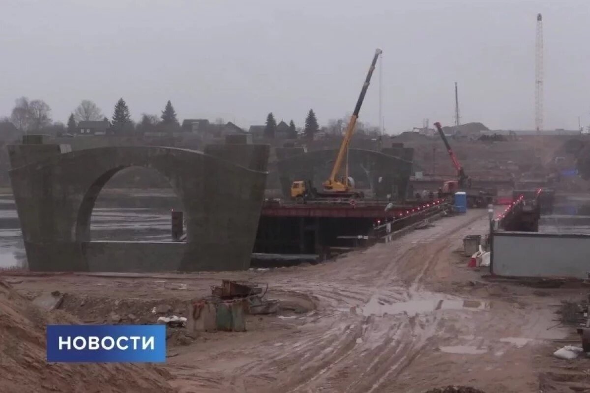    На Северном обходе Пскова через Великую начали собирать пролеты моста