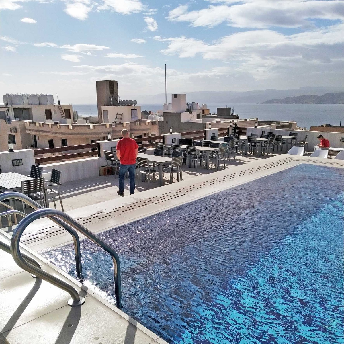 Наш бюджетный отель 3* в Акабе - с бассейном на крыше, видом на израильский Эйлат и горы. Завтраки были включены в проживание.  
