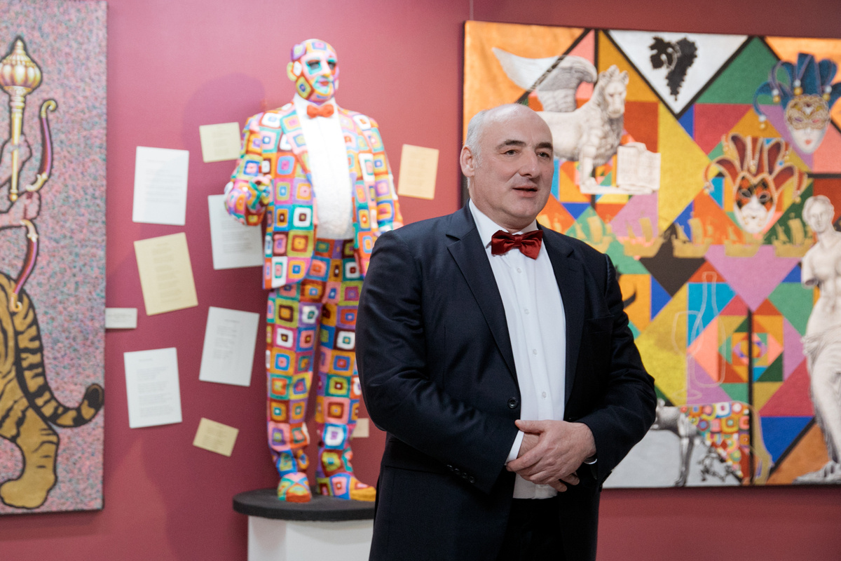    Тюменский художник Игорь Рязанцев открыл в Сургуте выставку филумизма