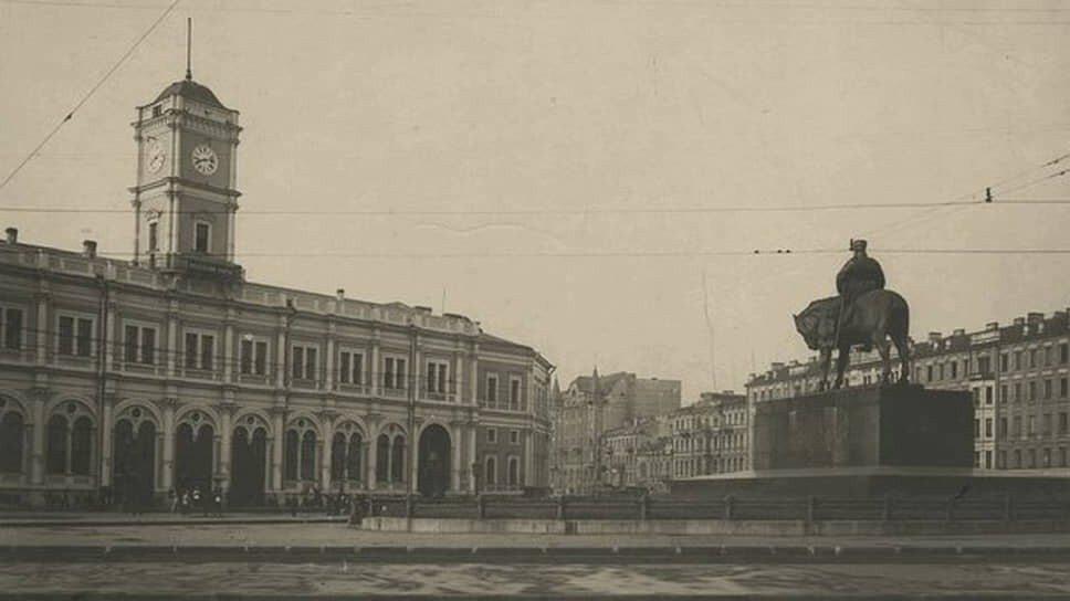 Петербургский памятник Александру III был открыт в 1909 году вовсе не там, где он стоит сейчас, а на площади перед Николаевским (ныне — Московским) вокзалом.📷Фото: Государственный музей истории Санкт-Петербурга
