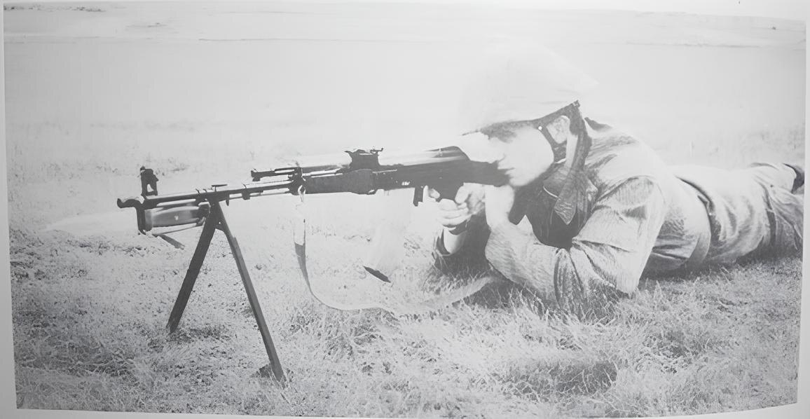 Восточно-германский ручной пулемет LMG K-74N с установленным штык-ножом во время войсковых испытаний.