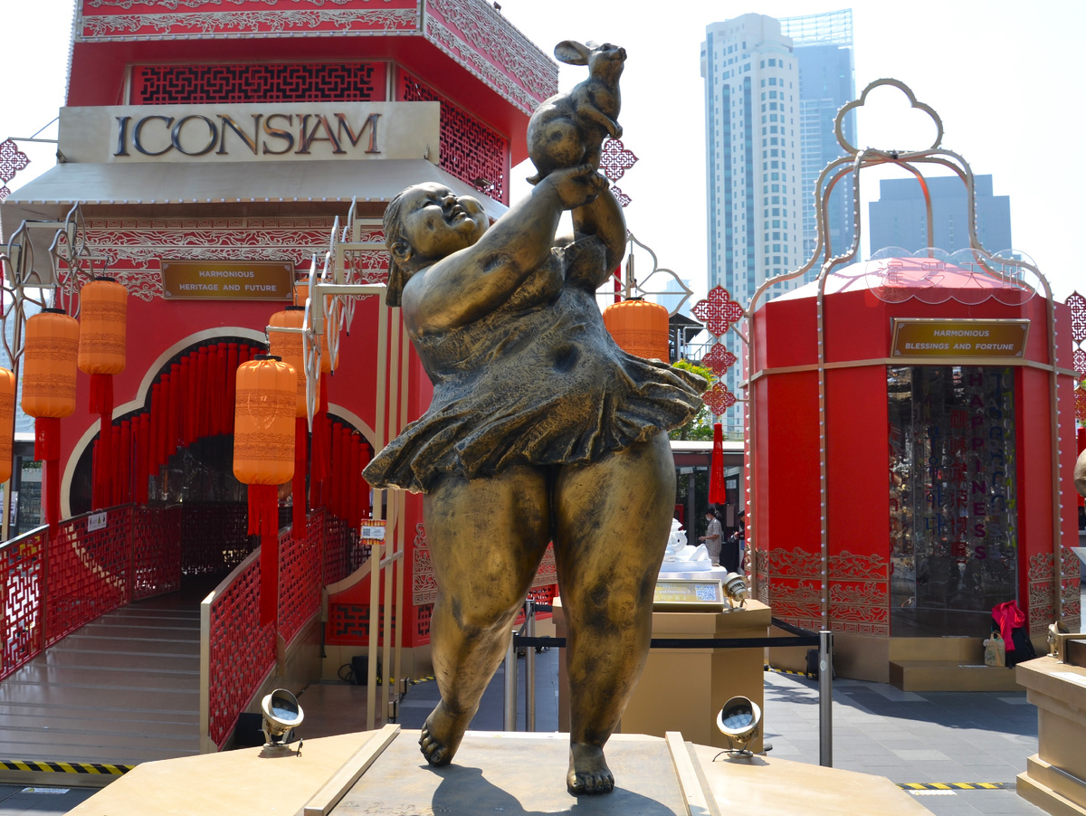 Скульптура пухлой женщины с кроликом возле торгового центра ICONSIAM. Фото автора.