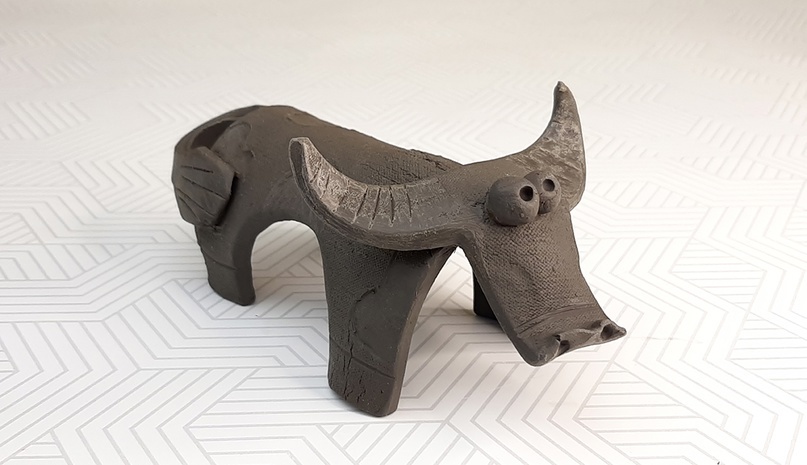 "Бычок" Фигурка из глиняного пласта. Еще не обожженный.