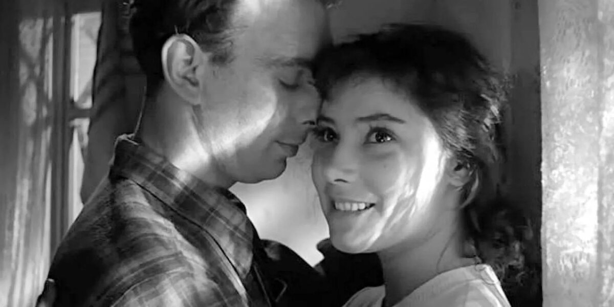 Кадр из фильма: Вероника бежит по улице