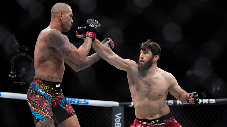 Магомед Анкалаев (справа) и Алекс Перейра во время боя .📷Фото: John Locher / AP