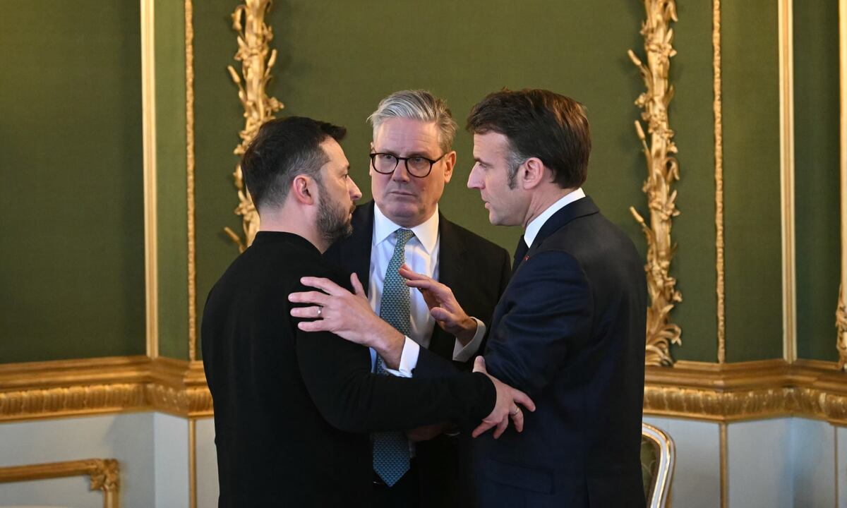 Владимир Зеленский, Кир Стармер и Эммануэль Макрон во время саммита в Ланкастер-Хаусе, Лондон, 2 марта. Фотография: WPA / Getty Images