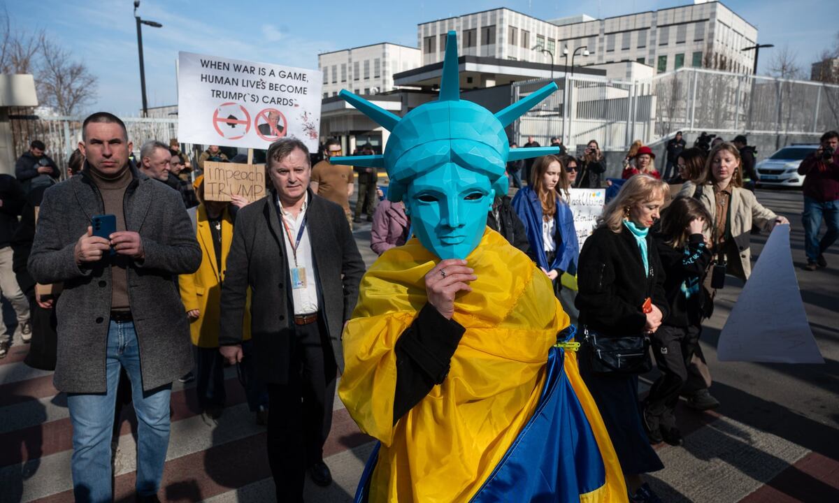 Толпы людей собираются у посольства США в Киеве в знак протеста против смены администрацией курса в отношении Украины. Фото: Anadolu / Getty Images