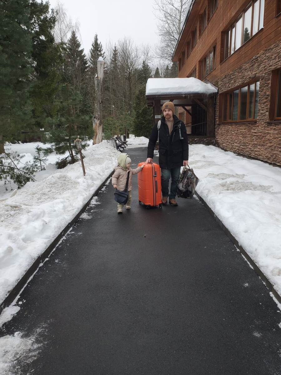 Это мои трудяжки вынесли чемоданы из номера, чтобы домой ехать