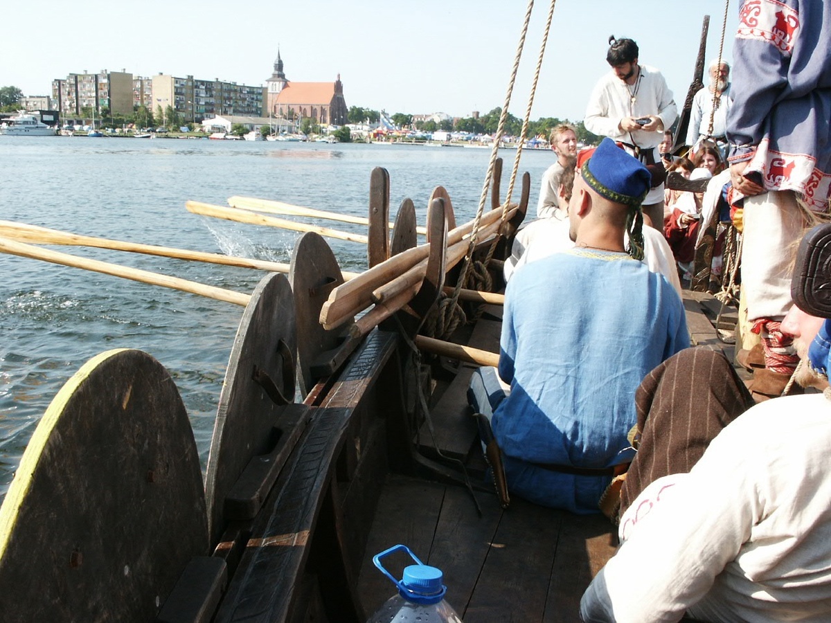 Наши первые покатушки на его лодке "Свентослава-2". Два- это потому что она такая у него уже была вторая, а у нас ещё не было и первой.