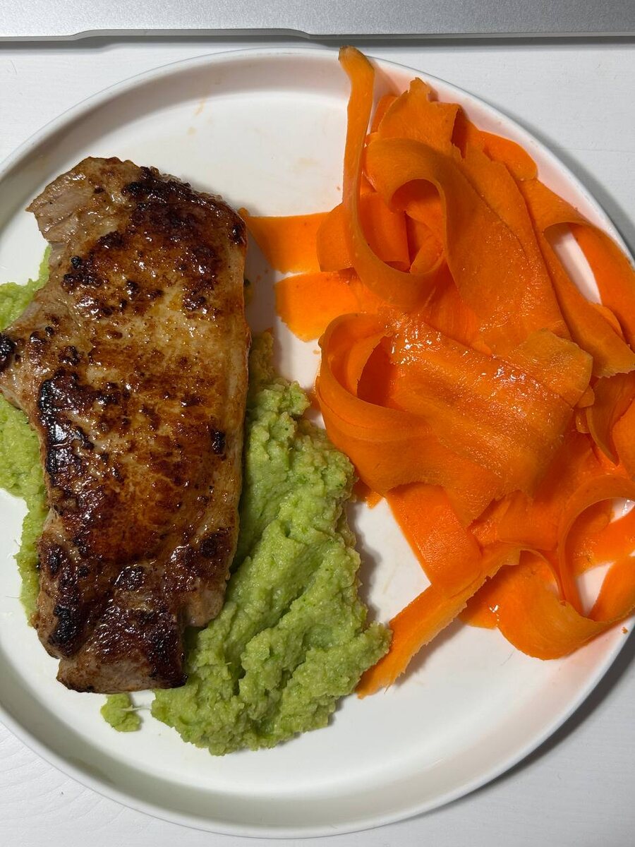 Сервируем пюре с поджаренным кусочком свинины и морковным салатом