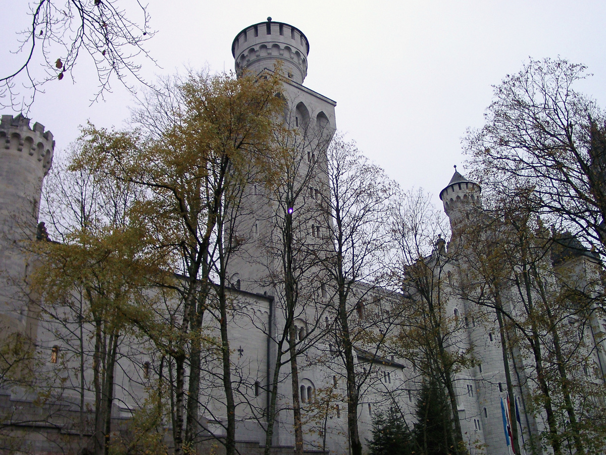 Стены и башни замка Нойшванштайн в 2004 году