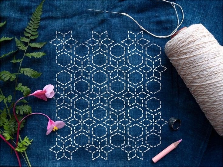 Сашико — это традиционная японская техника вышивки, которая изначально использовалась для укрепления и починки одежды.