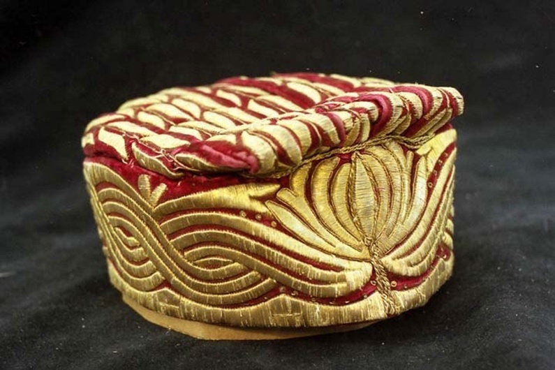 Головной убор "сборник". Калужская обл. Кон. XIX -нач.XXв. Бархат, вышивка золотными нитями