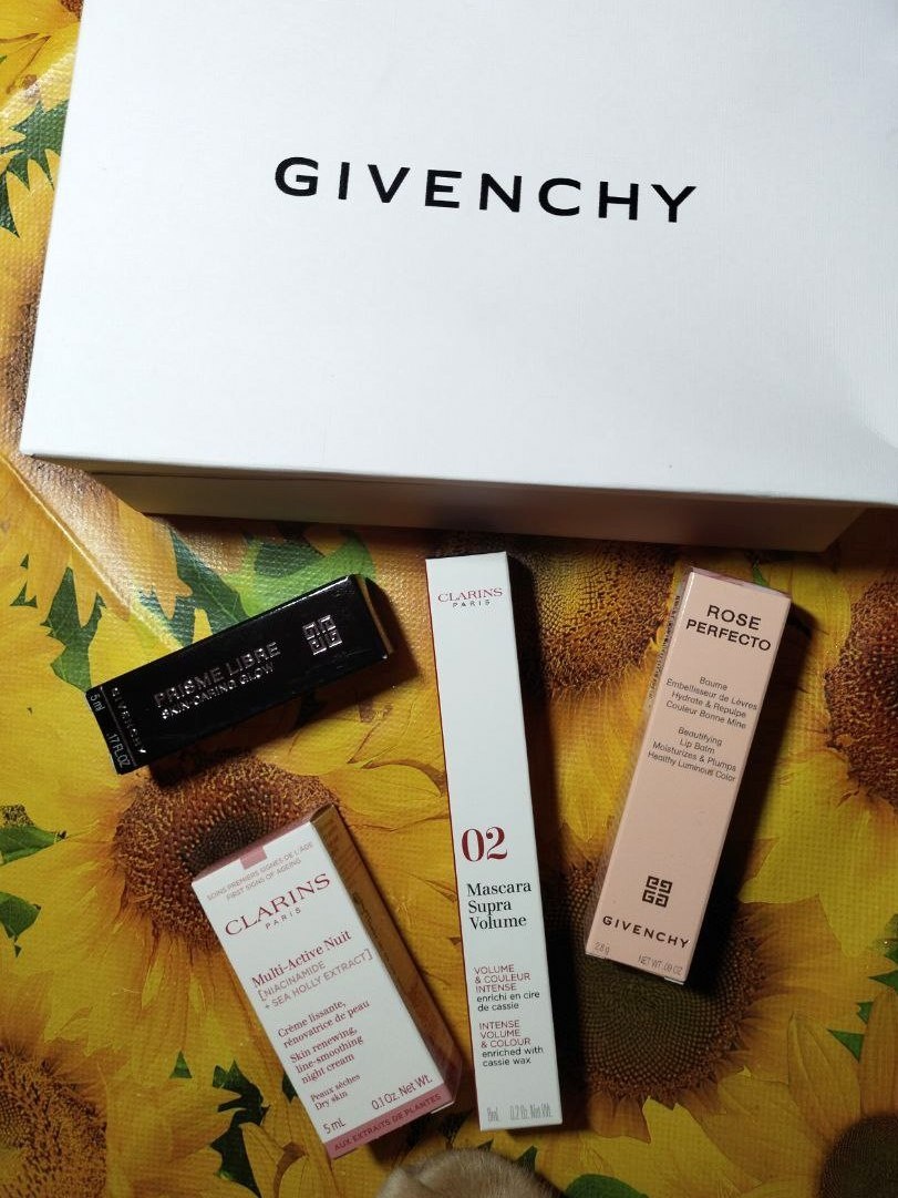 Хорошо, когда мужчине не жалко мильён денеХ на дамские штучки! А то я прекрасно обходилась тушью, купленной года три назад за 160 рублей. 🤣🤣🤣