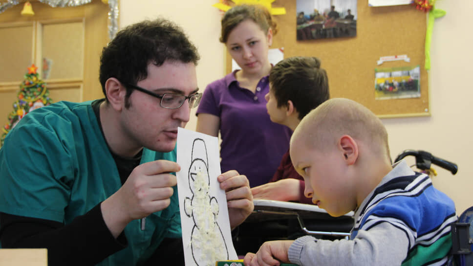 Волонтеры благотворительной организации «Перспективы» и воспитанники дома-интерната для детей с отклонениями в умственном развитии №4, Павловск, Санкт-Петербург.📷Фото: Александр Чиженок / Коммерсантъ