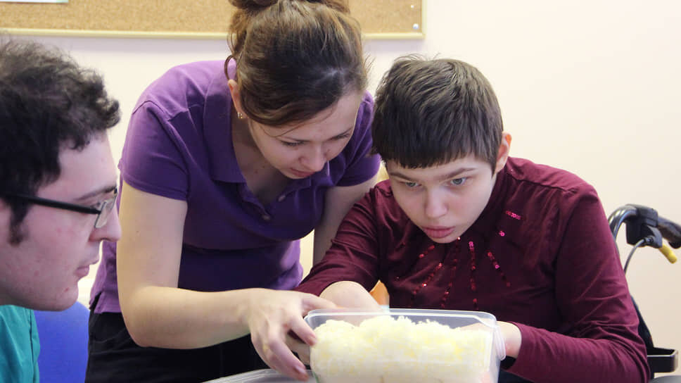 Волонтеры благотворительной организации «Перспективы» и воспитанники дома-интерната для детей с отклонениями в умственном развитии №4, Павловск, Санкт-Петербург.📷Фото: Александр Чиженок / Коммерсантъ