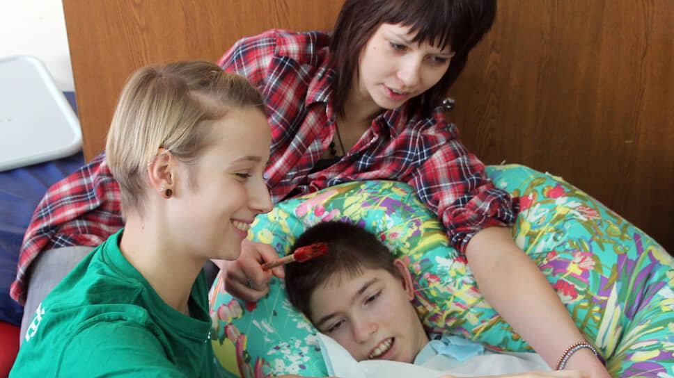 Волонтеры благотворительной организации «Перспективы» и воспитанники дома-интерната для детей с отклонениями в умственном развитии №4, Павловск, Санкт-Петербург.📷Фото: Александр Чиженок / Коммерсантъ