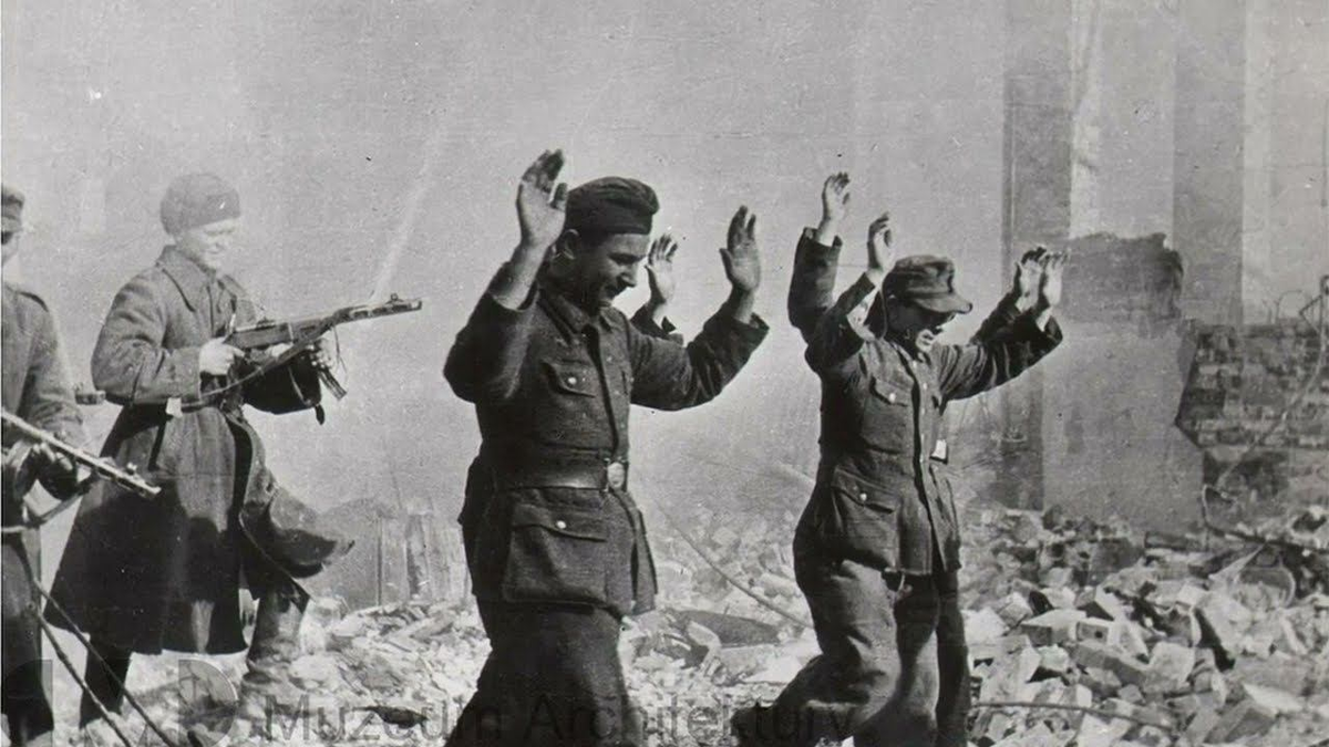 Немецкие солдаты сдаются в плен в Берлине в 1945 году. Фото из открытых источников "Яндекс.Картинки".