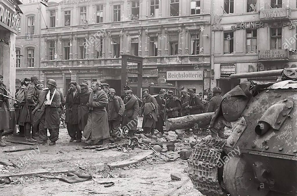 Пленные солдаты немецкой армии в ходе битвы за Берлин. Фото из открытых источников "Яндекс.Картинки".