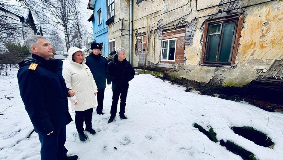    Встреча сотрудников СК с жильцами аварийного дома в Парголово, март 2025 года. Автор фото: Пресс-служба ГСУ СК РФ по Петербургу