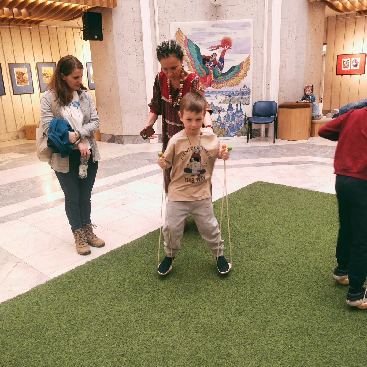 Многофункциональный ребёнок. И танцует, и поёт, и билеты продаёт