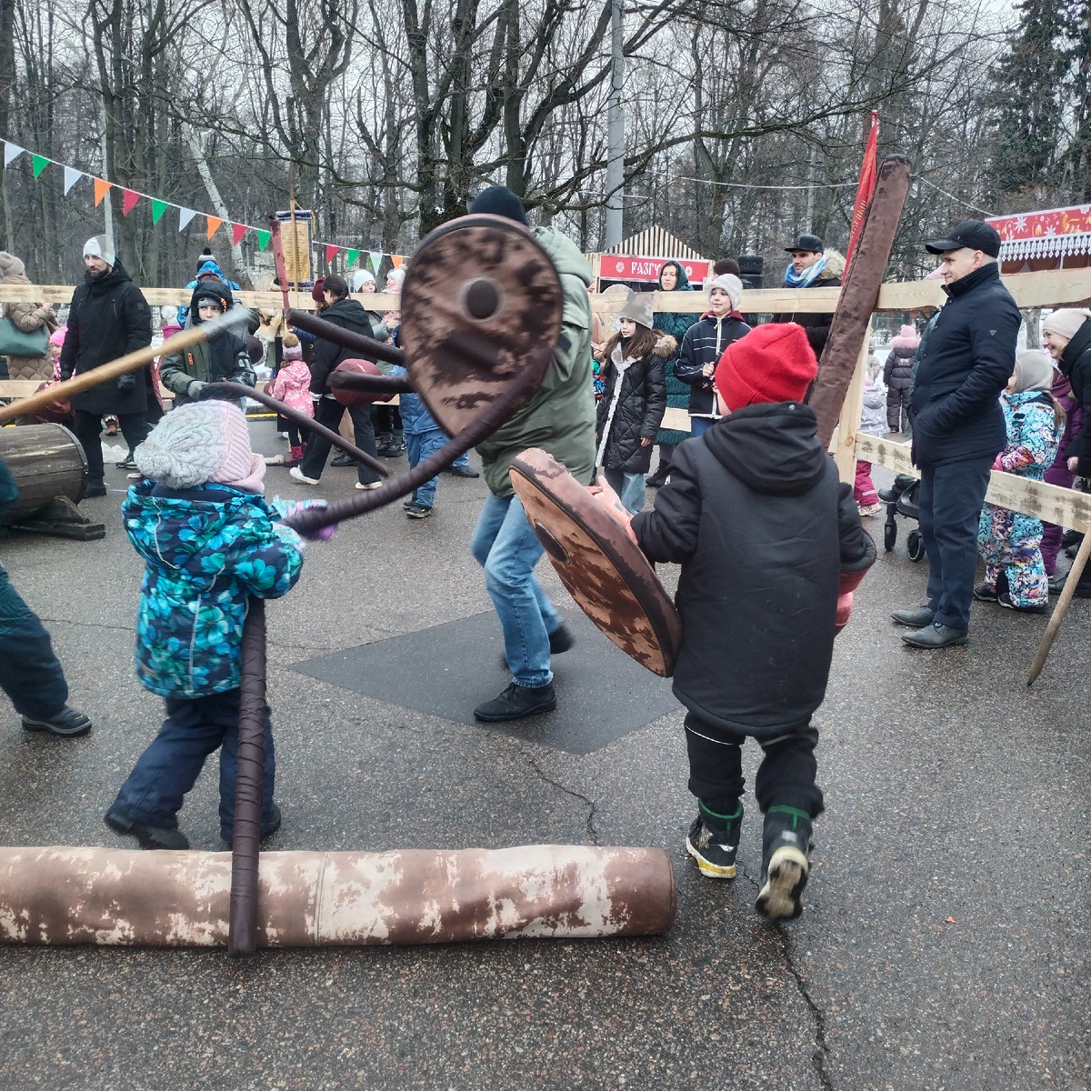 Это Максим и он радостно несёт домой вирус