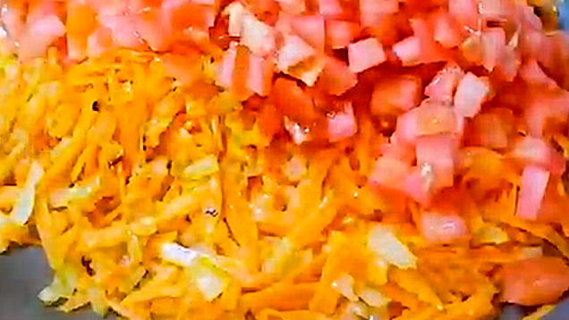  мелко режим лук, маленькими кубиками режим помидор,морковку чистим и трем на крупной терке