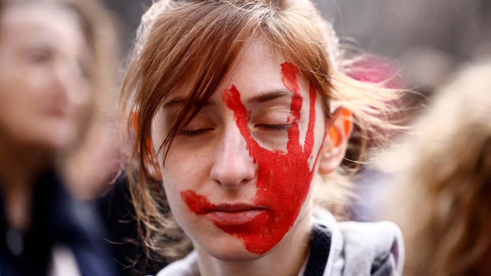 Участница женского митинга в Риме.📷Фото: Yara Nardi / Reuters