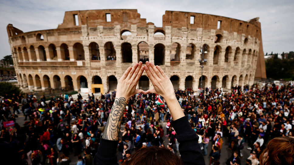 Митинг перед Колизеем в Риме в честь Международного женского дня.📷Фото: Yara Nardi / Reuters