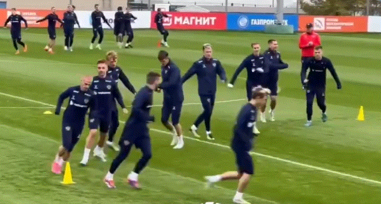 Так сборная страны тренируется.