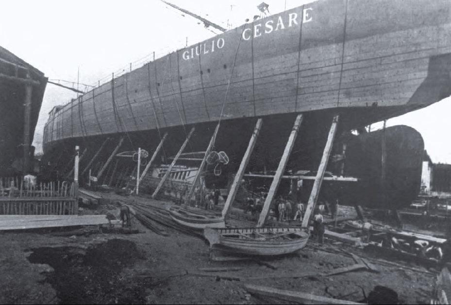 Дредноут «Джулио Чезаре» на стапеле, 1911 год. Источник: Айзенберг Б. А., Костриченко В. В., Таламанов П. Н. «Эпитафия великой мечте». Харьков, 2007