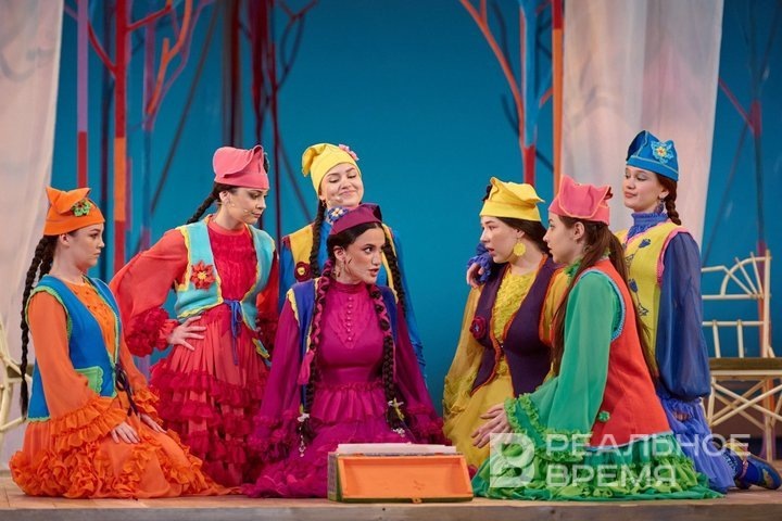 В платье цвета фуксии — Райхан Габдуллина.. Фото: Динар Фатыхов