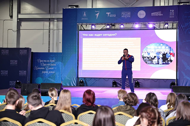 Красота в мягкости: в Твери сильные мужчины провели праздник для женщин