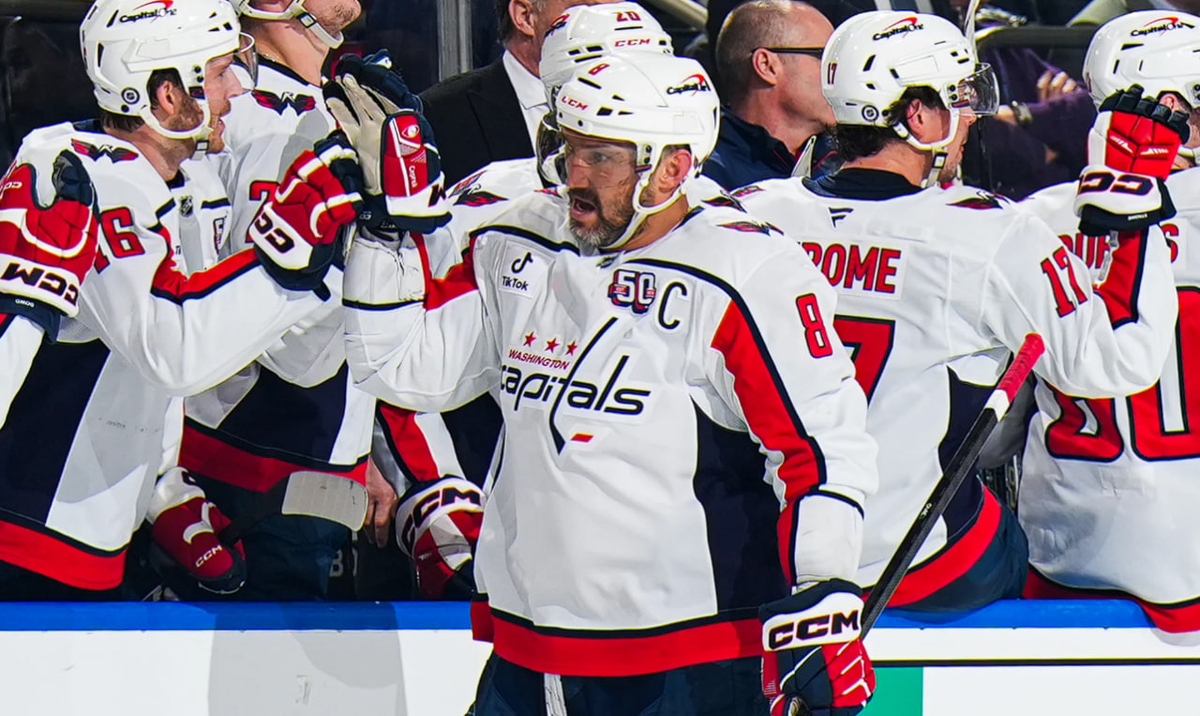 Александр Овечкин празднует 885-й  забитый гол...