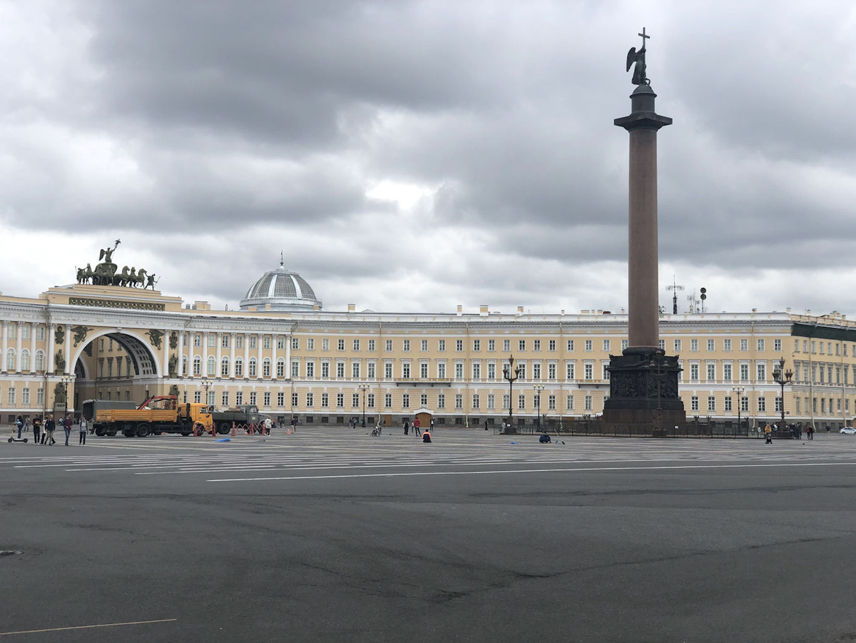 Фото с сайта: https://timetraveling.ru/strany/russia/saint-petersburg/161-spb-place/520-dvortsovaya-ploshchad-v-sankt-peterburge