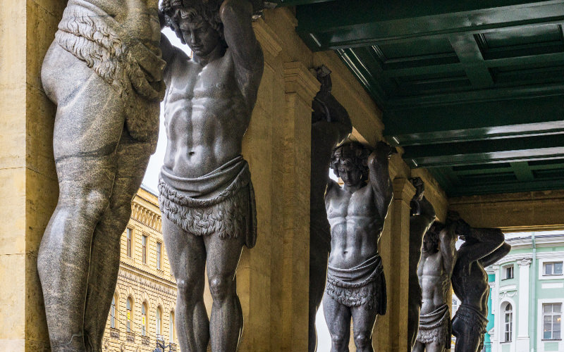 Фото с сайта: https://4traveler.me/travel/sankt-peterburg/atlanty-novogo-ermitazha