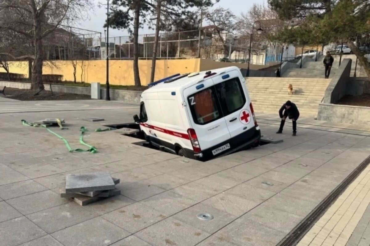    В Крыму машина скорой помощи провалилась в фонтан