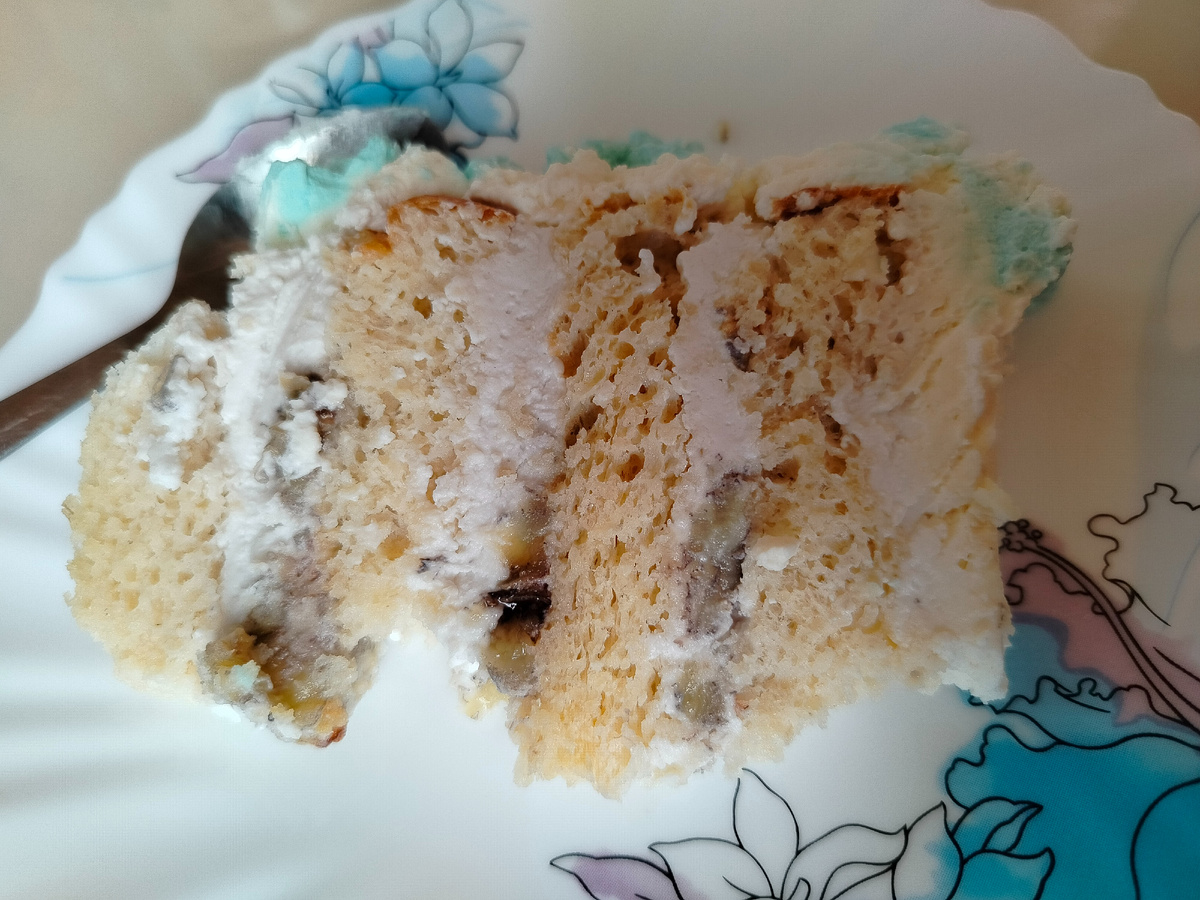 Кусочек торта переданный нам как гостинец. Торт практически ппжшеый, на кокосовых сливках. Не очень сладкий. Очень вкусный. Мама девочки, у которой был др сама готовит отличные торты и себе и на заказ. Придерживается правильного питания и торты у нее всегда полезные, если можно применить такое определение к тортам. Низкокалорийные на цельнозерновой муке и с минимумом сахара. 