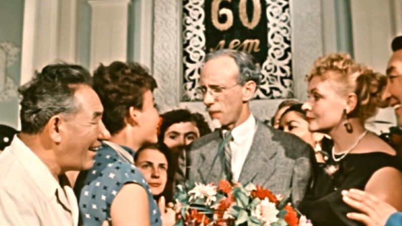 Кадр из кинофильма "Наш милый доктор", 1957 г., режиссеры Шакен Айманов, Александр Карпов, сценарист Яков Зискинд, композитор Александр Зацепин (скриншот)