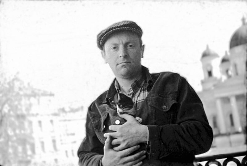 И. Бродский на балконе своей квартиры в Ленинграде, на Литейном. Сейчас в ней музей