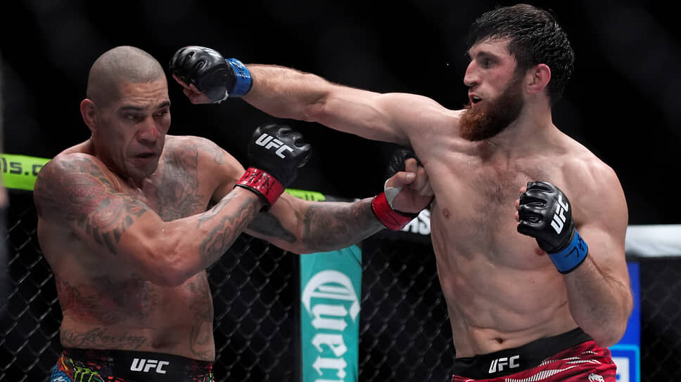 Магомед Анкалаев (справа) и Алекс Перейра, у которого российский боец отнял пояс чемпиона UFC в полутяжелом весе, уже практически договорились о повторном поединке.📷Фото: John Locher / AP